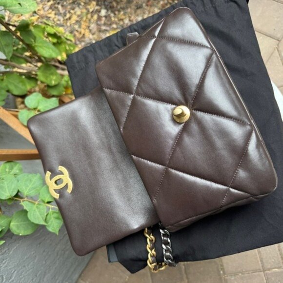 Chanel Medium 19 Shiny Lambskin Quilted Flap Crossbody - Picture 10 of 16